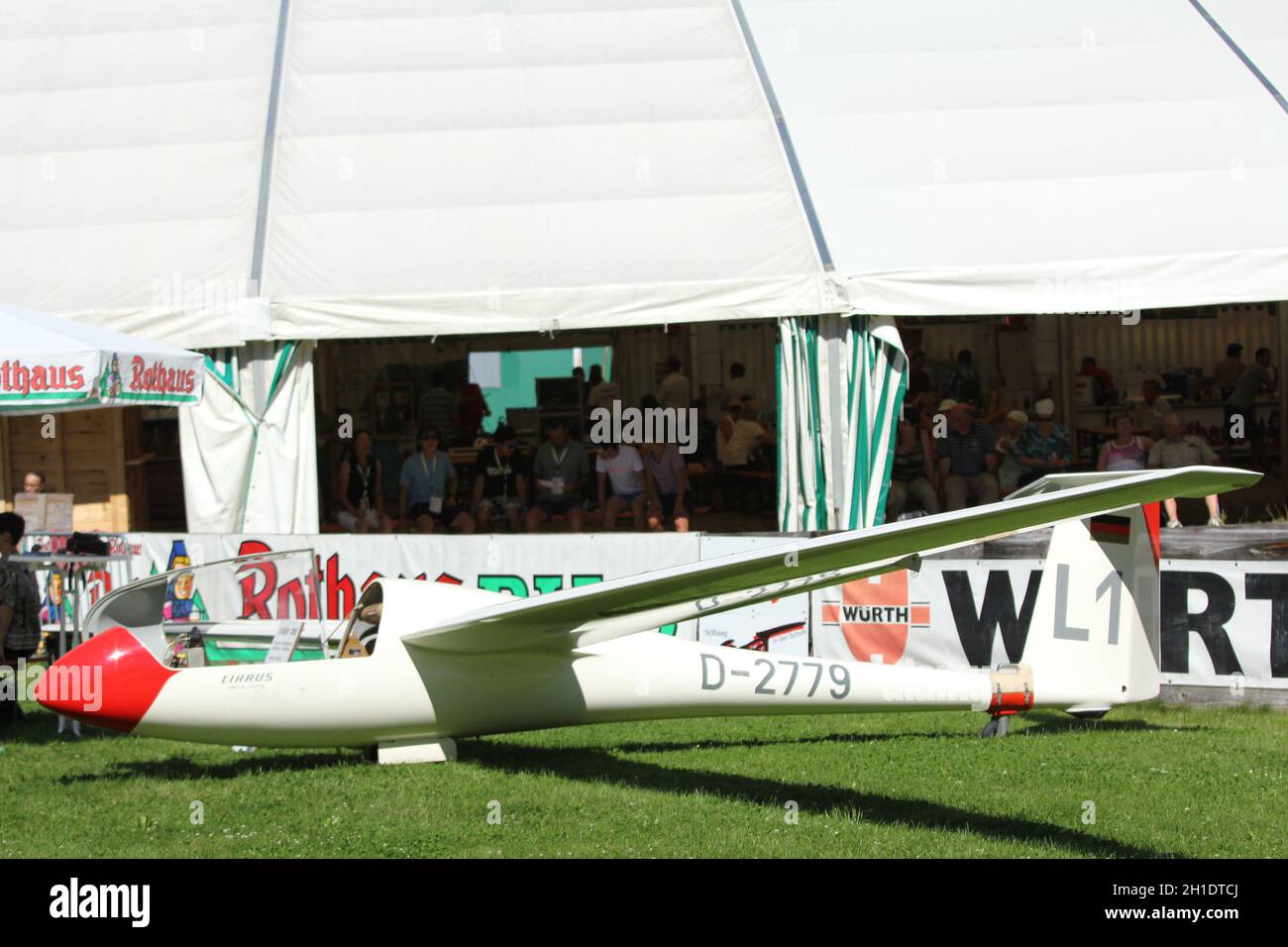 Es gibt Segelflieger und Skiflieger - beides zu sehen im Adler Skistadion von Hinterzarten - Mixed Wettbewerb beim FIS Sommer Grand Prix 2012 en Hinte Foto de stock