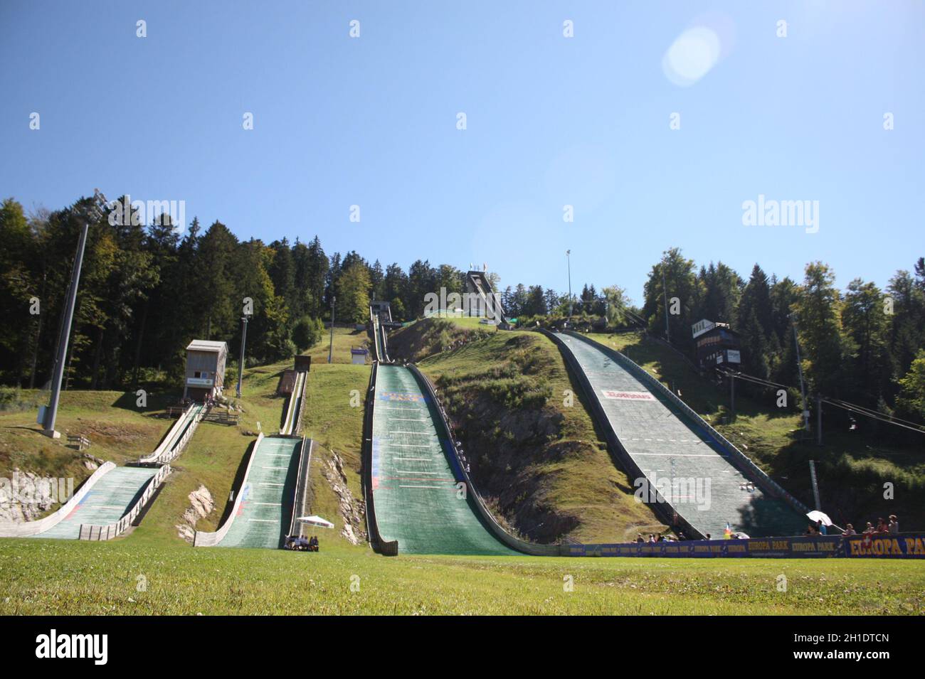 Das Adler Skistadion en Hinterzarten mit den vier Mattenschanzen Foto de stock