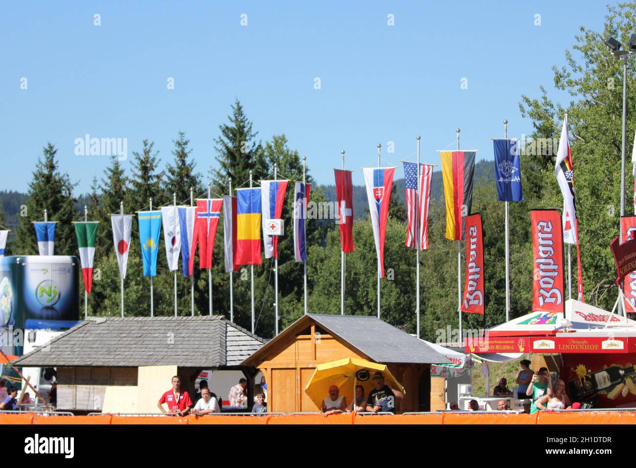 Die Welt zu Gast im Hochschwarzwald. Sommerskispringen in Hinterzarten hat eine lange Tradition - Mixed Wettbewerb beim FIS Sommer Grand Prix 2012 in Foto de stock