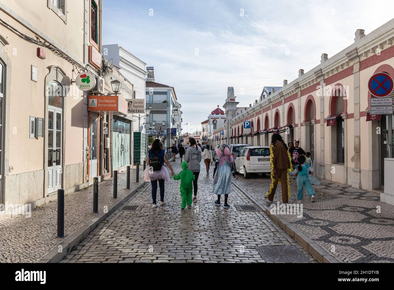 Loule, Faro, Portugal - 25 de febrero de 2020: Ambiente urbano en el centro  de la ciudad durante el carnaval, donde la gente camina en un día de  invierno Fotografía de stock - Alamy