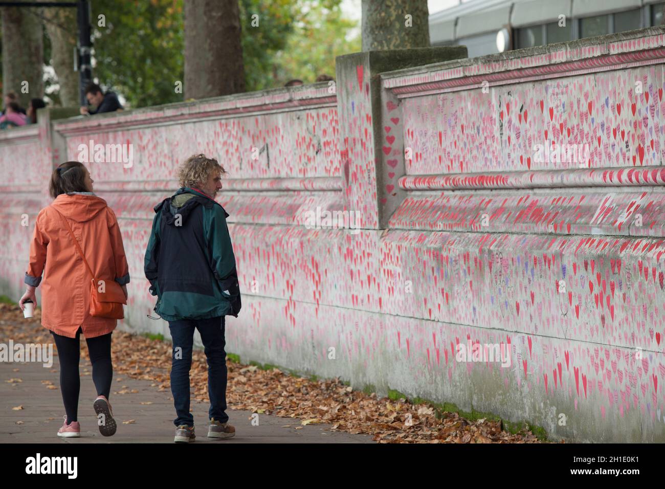 Londres, Reino Unido, 18 de octubre de 2021: El National Covid Memorial Wall en la orilla sur del Támesis, con cada corazón representando a una persona que ha muerto durante la pandemia del coronavirus. Hasta ahora, el número total de personas en el Reino Unido que han muerto con Covid-19 en sus certificados de defunción es de 161.798. El muro es el límite del Hospital de Santo Tomás y se enfrenta a las Casas del Parlamento, con los corazones que se extienden por cientos de metros además del río Támesis. Fue creado por voluntarios organizados por el grupo de campaña Covid-19 Familias para la Justicia con la ayuda de Lidadas por burros. El rojo original Foto de stock