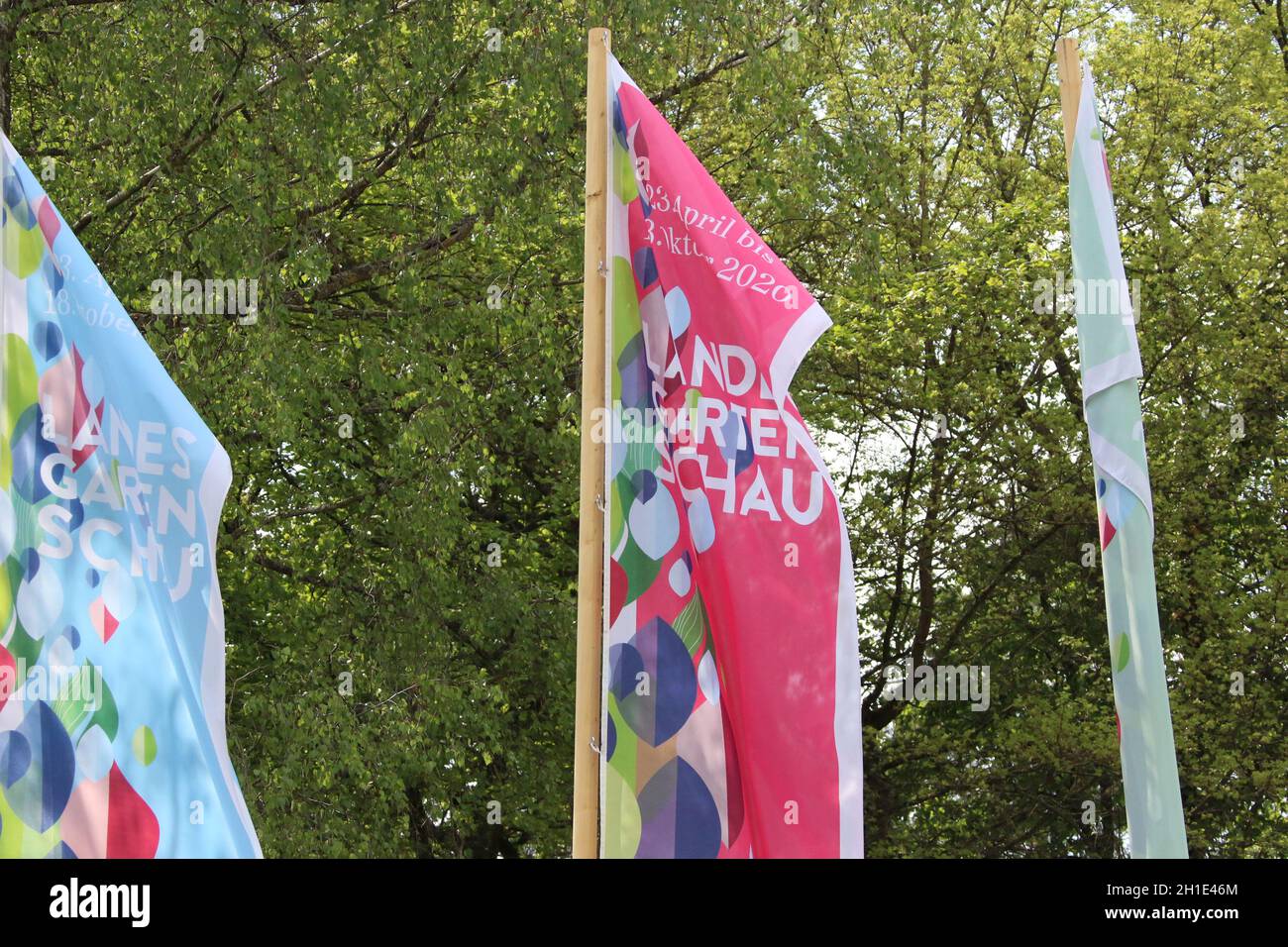 Die Flaggen der Landesgartenschau 2020 in Überlingen am Bodensee flattern im Wind - die mehrmonatige Veranstaltung steht wegen der Coronakrise vor dem Foto de stock