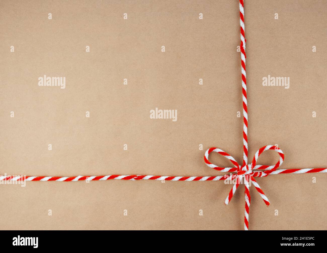 Cuerda o cordel de Navidad atado en un arco sobre papel de artesanía  Fotografía de stock - Alamy
