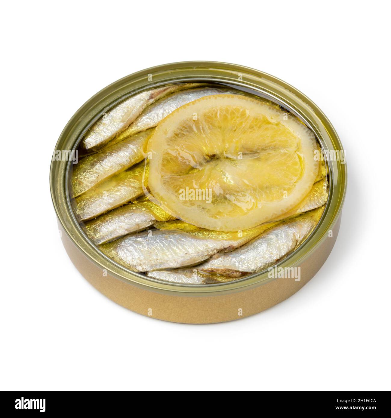 Espadín europeo ahumado en conserva en aceite con una rodaja de limón aislada sobre fondo blanco Foto de stock