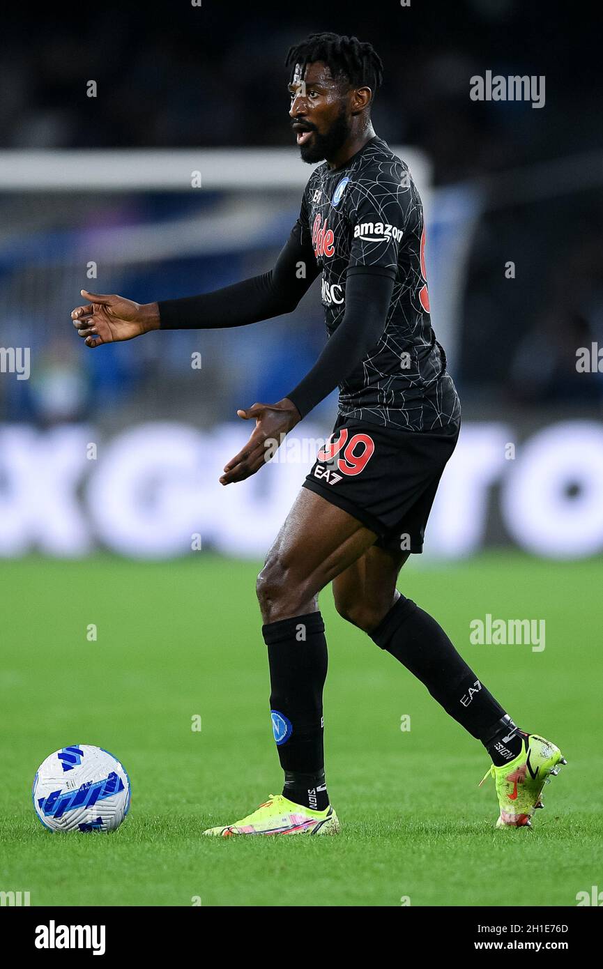 Andre Frank Zambo Anguissa Del Ssc Napoli Durante La Serie A Entre Napoli Y Torino En El Stadio Diego Armando Maradona Napoles Italia El 17 De Octubre Fotografia De Stock Alamy