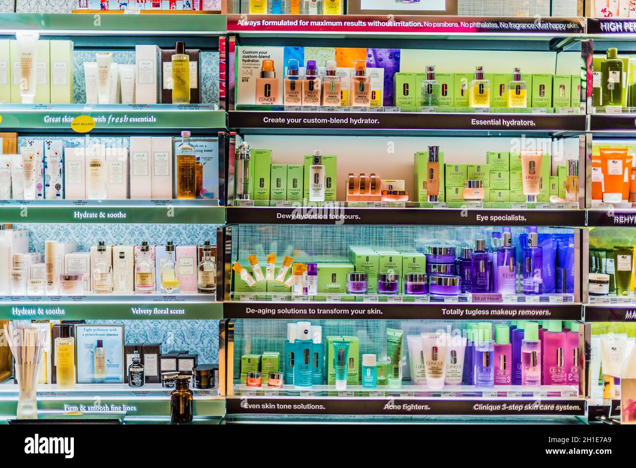 SINGAPUR - 5 DE MARZO de 2020: Cosméticos y productos para el cuidado de la  piel en una tienda de Sephora, una cadena multinacional francesa de cuidado  personal y belleza st Fotografía