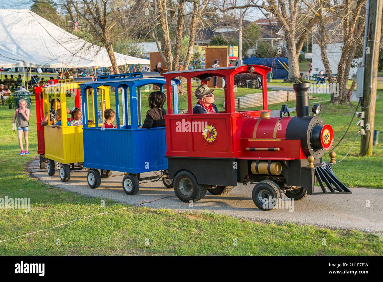 El tren a escala ofrece a los niños paseos por el parque en la feria de la calle Pine Hills Festival en Stone County, Mississippi Foto de stock