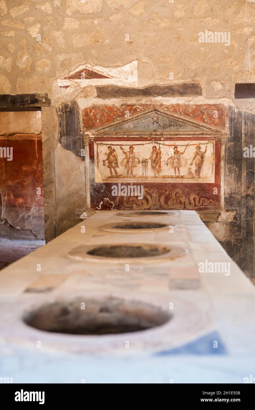 POMPEYA, ITALIA - ABRIL de 2018: Cocinas en las casas de la antigua ciudad de Pompeya Foto de stock