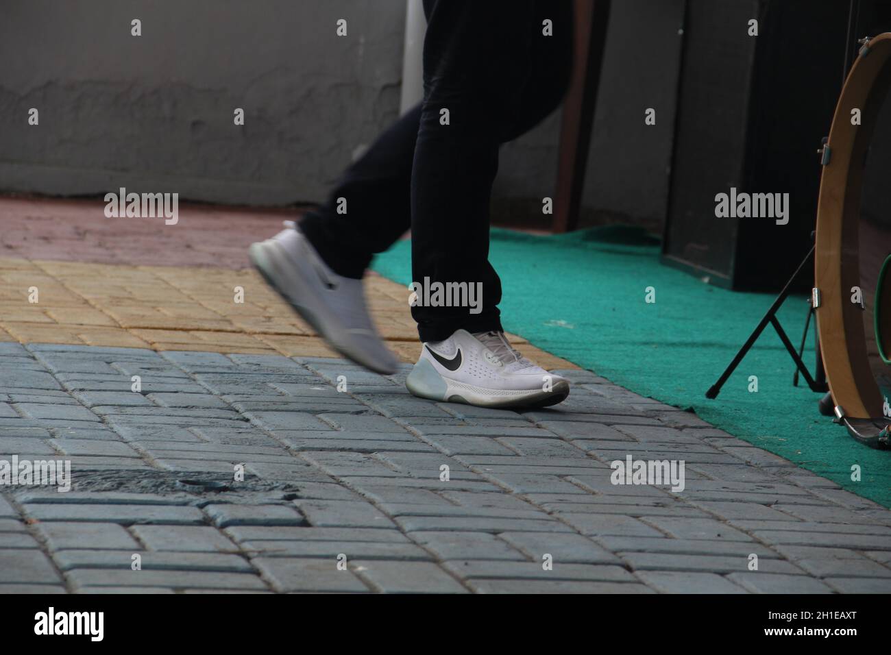 SURABAYA, INDONESIA - 14 de octubre de 2021: Zapatos blancos con la marca  Nike, usados por un hombre Fotografía de stock - Alamy