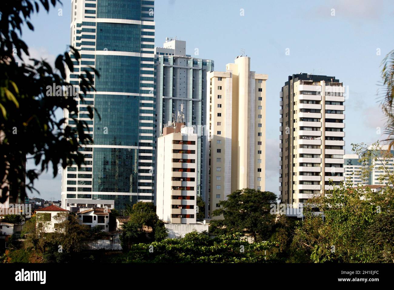 salvador, bahía / brasil - 29 de septiembre de 2016: Vista de edificios residenciales y comerciales en el barrio Caminho das Arvores en la ciudad de SAL Foto de stock