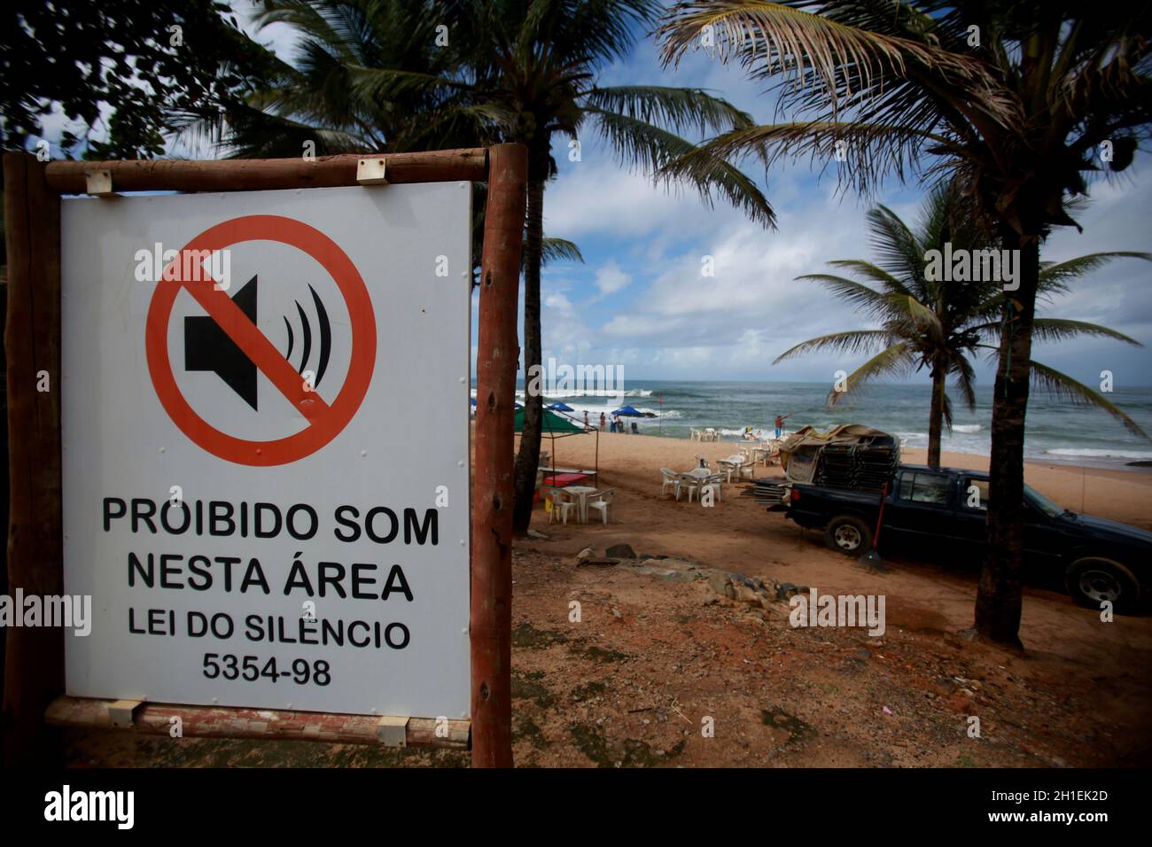 salvador, bahía / brasil - 9 de junio de 2015: Placa informa sobre la prohibición del sonido automotor en la región de la playa Farol de Itapua en la ciudad de Salvador Foto de stock