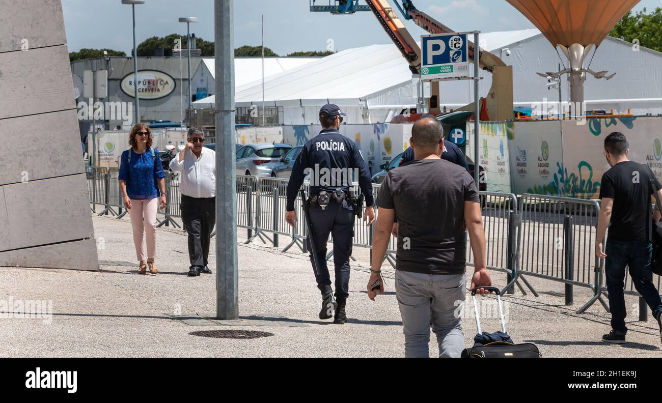 Lisboa, Portugal - 7 de mayo de 2018: Policía patrullando a pie en el distrito de la Expo en un día de primavera Foto de stock