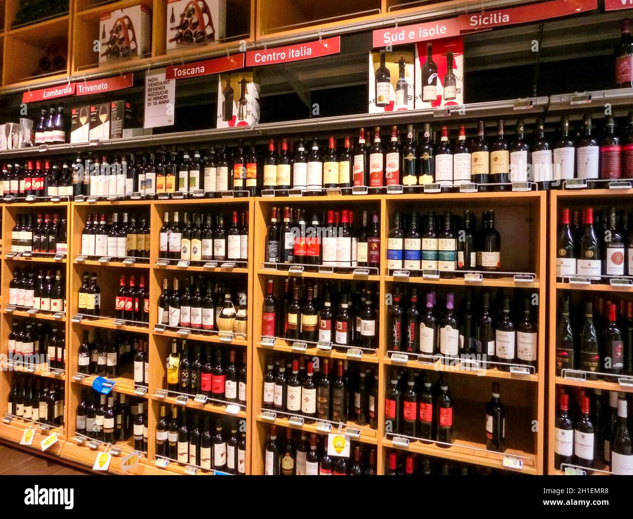 Génova, Liguria, Italia - 11 de septiembre de 2019: La vinoteca en el  supermercado COOP en Genova, Italia Fotografía de stock - Alamy