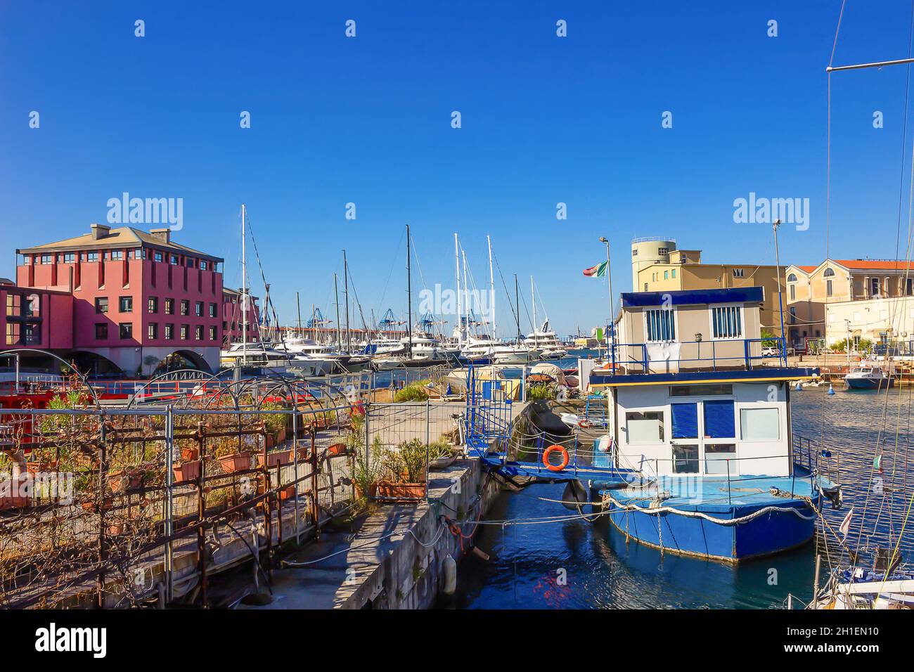 Vista del puerto marítimo de Génova en Italia Fotografía de stock - Alamy