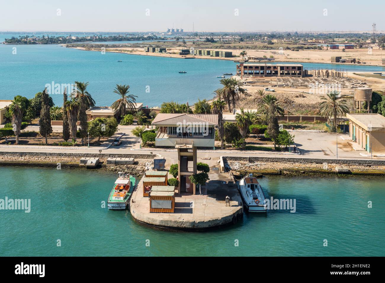 Abou Sultan, Egipto - Noviembre 5, 2017: Vista de la torre de control del tráfico en el Gran Lago Amargo en Egipto. El Gran Lago Amargo conectada al Med Foto de stock