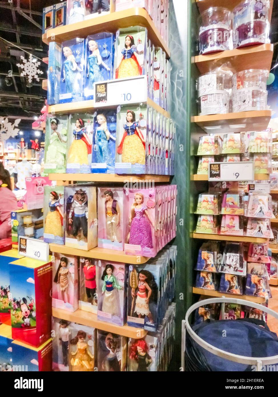 Miami, EE.UU. - 30 de noviembre de 2019: Los juguetes coloridos en Disney  store interior centro comercial Bayside mercado outlet Fotografía de stock  - Alamy