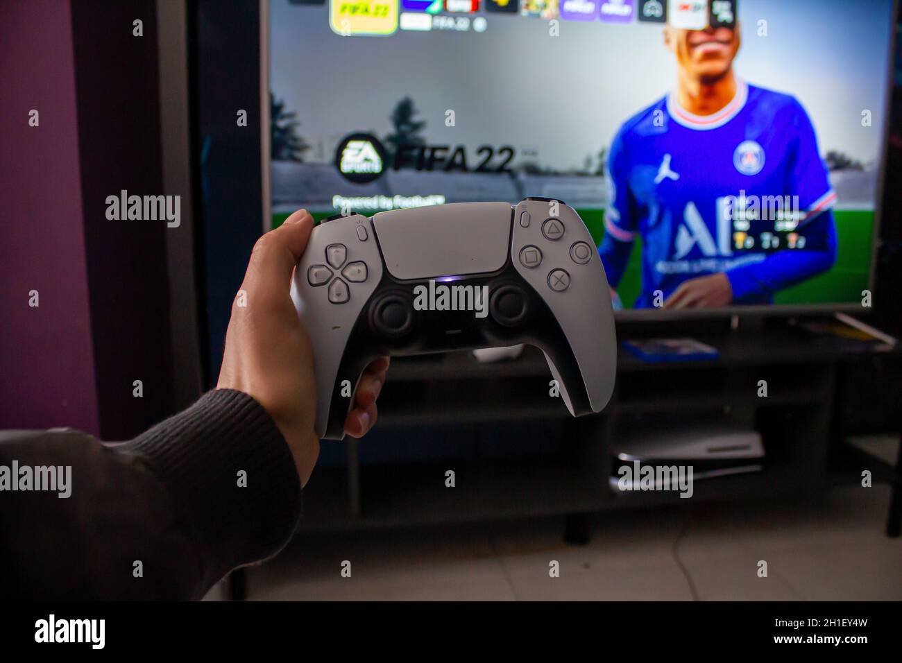 Hand holding playstation controller fotografías e imágenes de alta  resolución - Alamy
