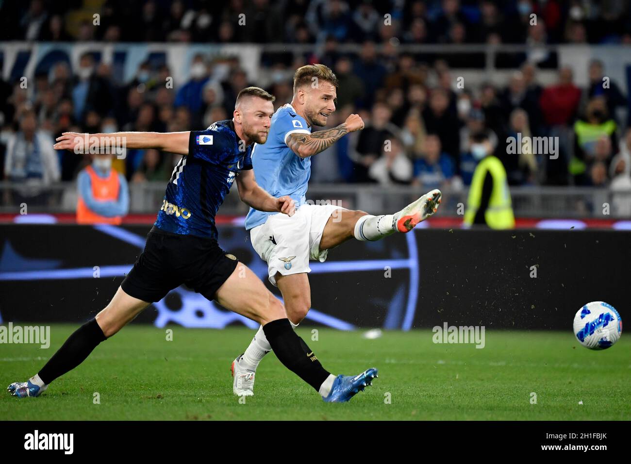 Ciro inmóvil de SS Lazio, desafiado por Milan Skriniar del FC Internazionale, en acción durante la Serie A partido de fútbol entre SS Lazio y FC Internazionale en el estadio Olimpico de Roma (Italia), 16th de octubre de 2021. Foto Andrea Staccioli / Insidefoto Foto de stock