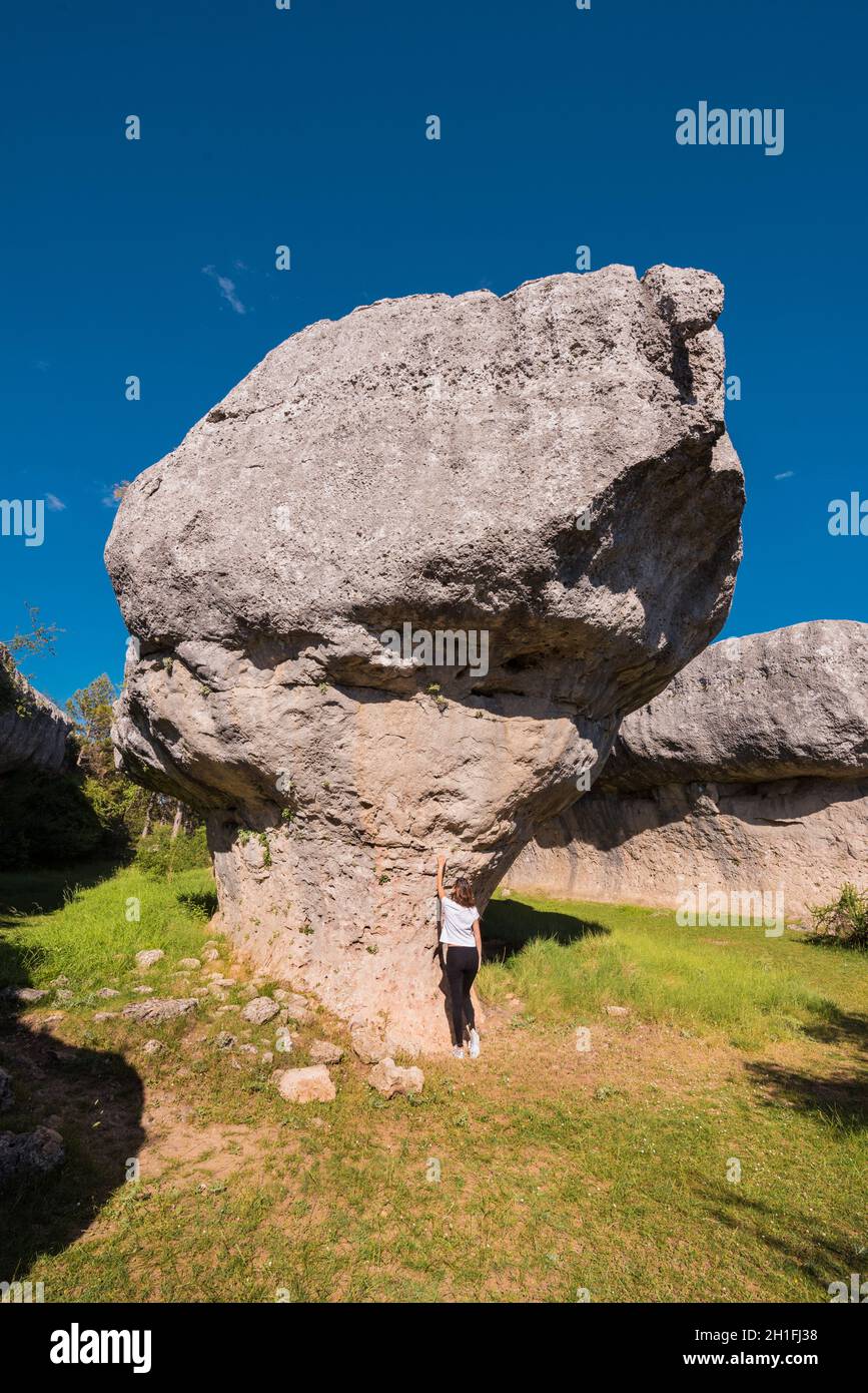 La Ciudad Encantada. El parque natural de la ciudad encantada, grupo de formas crapicious rocas calizas en Cuenca, España. Foto de stock