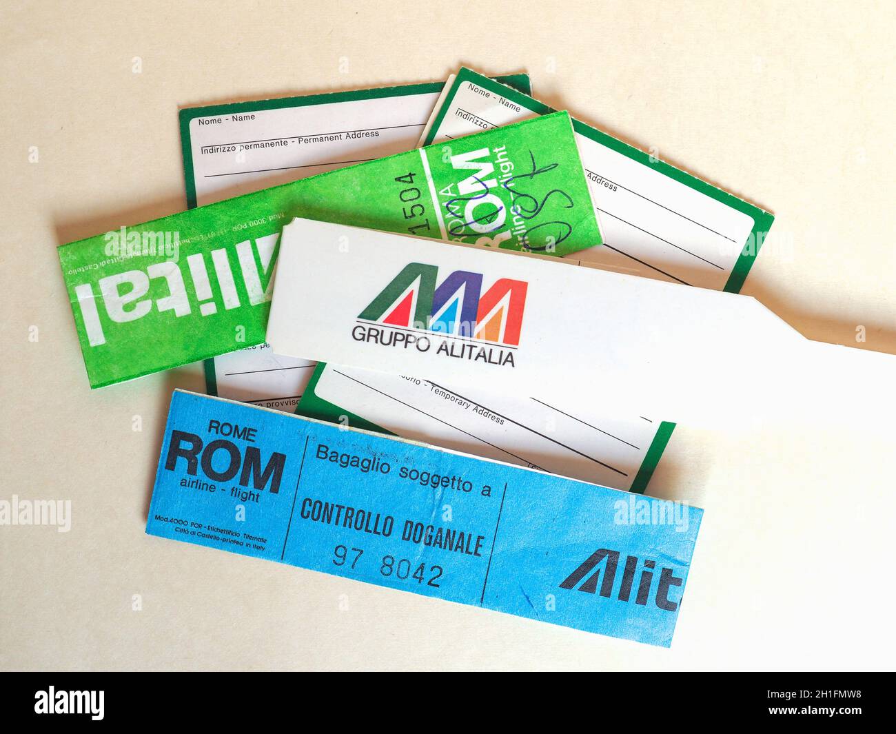 ROMA, ITALIA - ALREDEDOR DE JUNIO de 2020: Etiquetas de equipaje de la  aerolínea Alitalia Fotografía de stock - Alamy