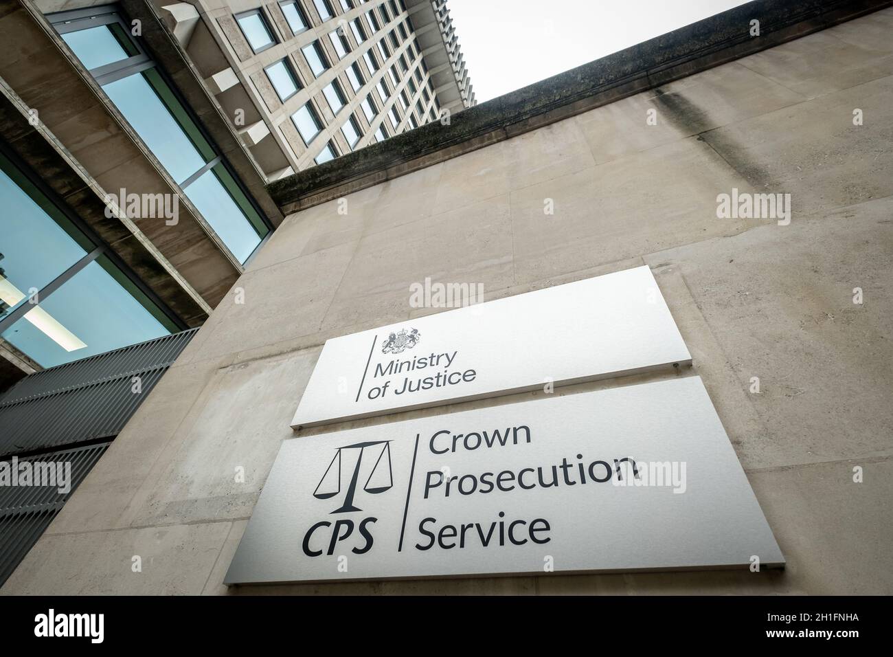 Westminster Londres- Señalización del Ministerio de Justicia y del Servicio de Acusación de la Corona. Edificio gubernamental del Reino Unido Foto de stock