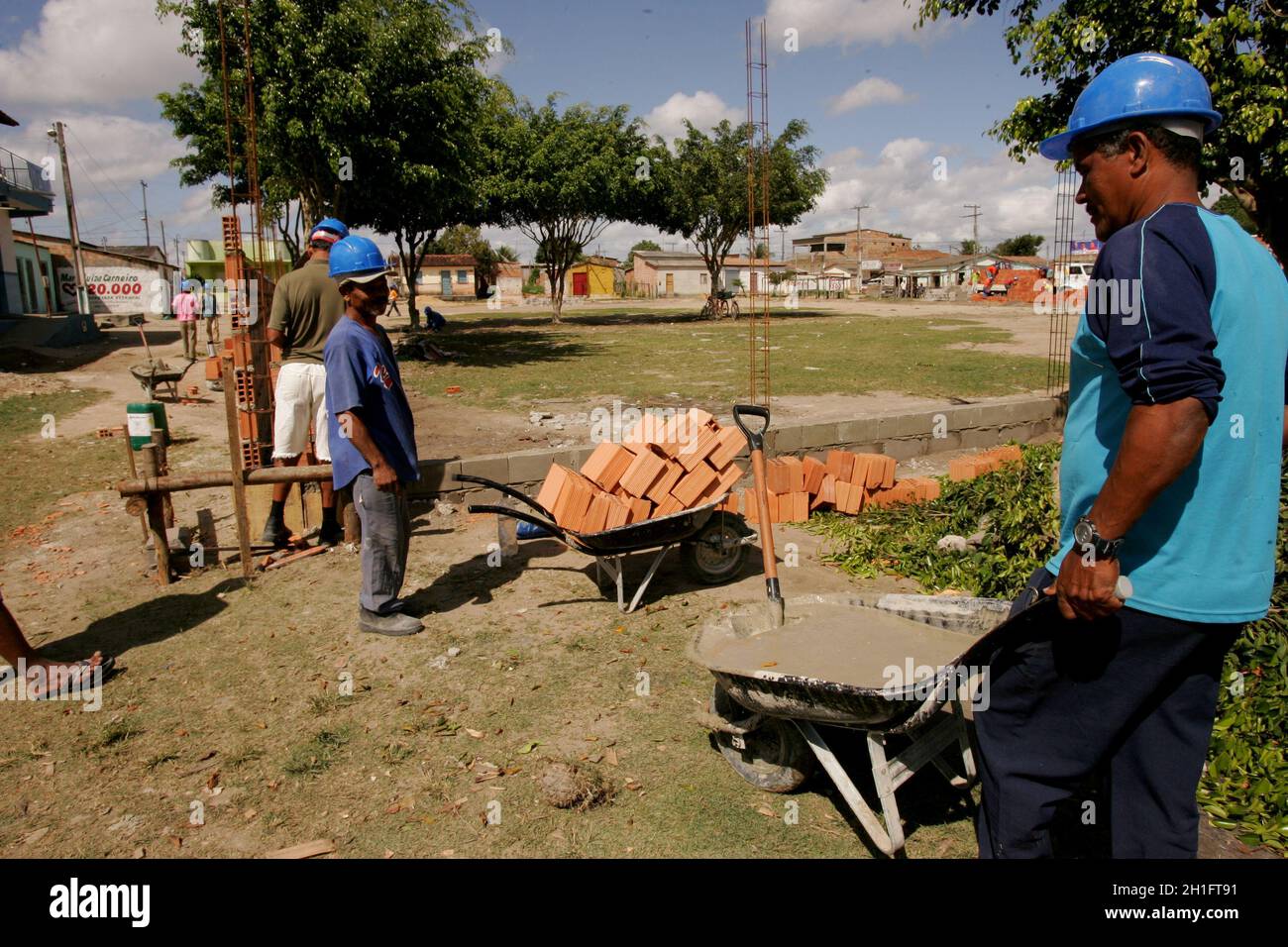 eunapolis, bahia / brasil - 4 de septiembre de 2010: los masones son vistos trabajando durante la construcción de un centro de cuidado diurno en eunapolis. *** Capti local Foto de stock