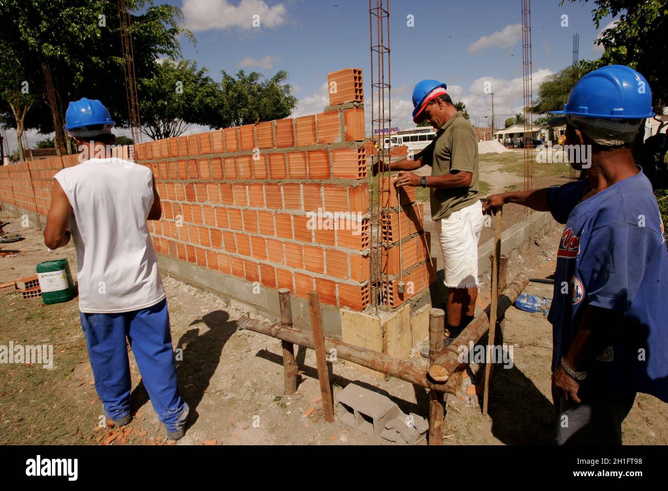 eunapolis, bahia / brasil - 4 de septiembre de 2010: los masones son vistos trabajando durante la construcción de un centro de cuidado diurno en eunapolis. *** Capti local Foto de stock