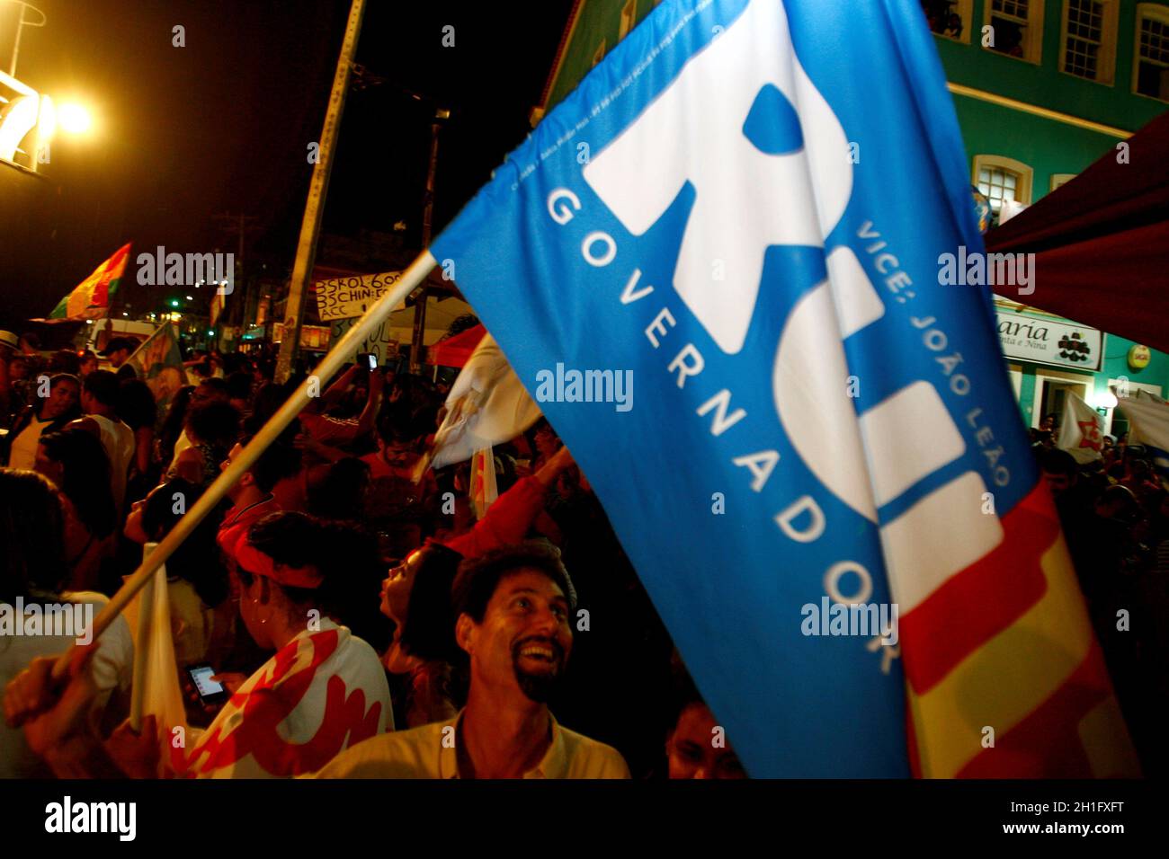 salvador, bahia / brasil - 5 de octubre de 2014: Partido de los trabajadores - PT - militantes celebran en el barrio de Río Vermelho en Salvador la victoria de Rui Costa Foto de stock