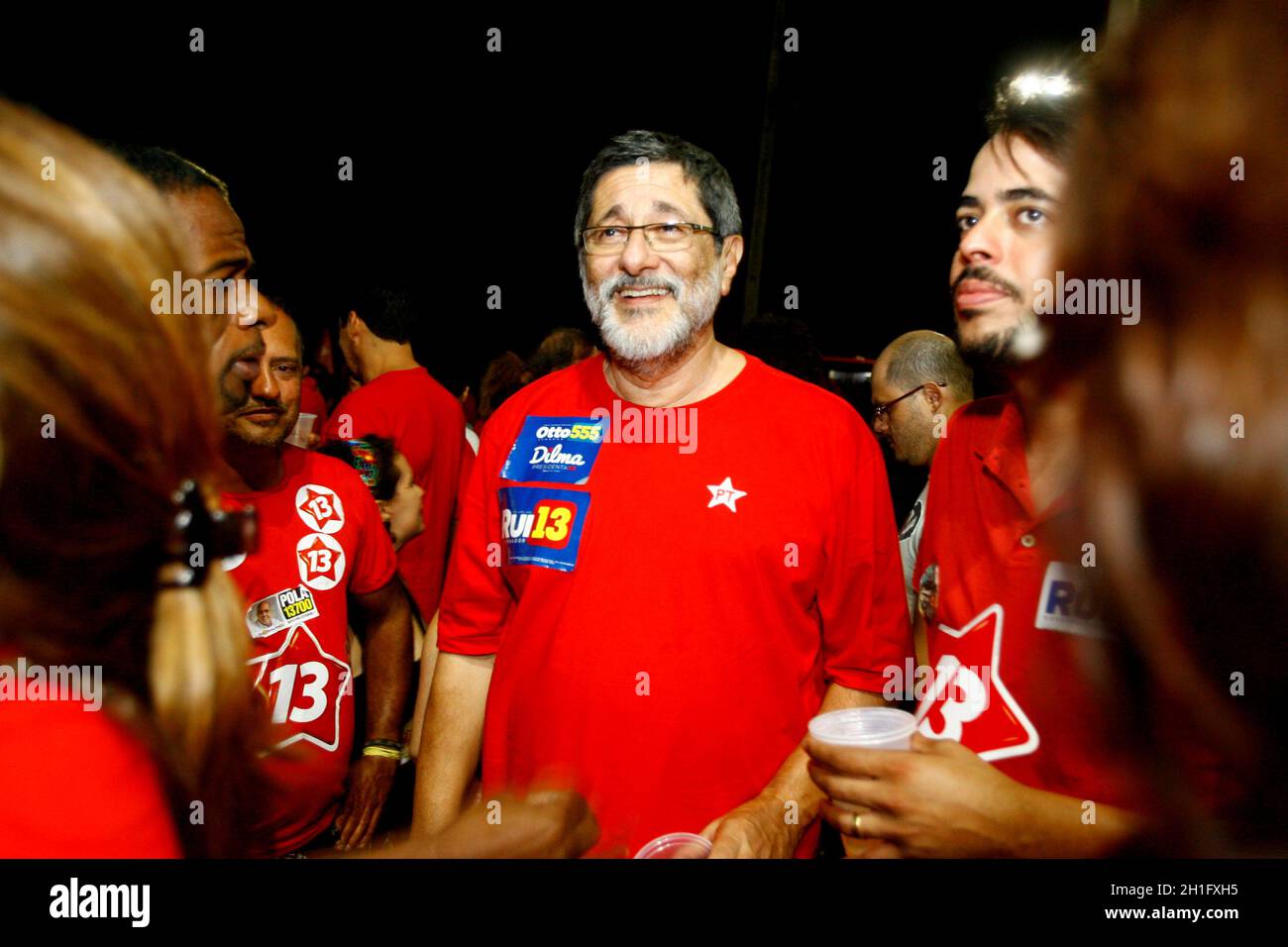 salvador, bahia / brasil - 5 de octubre de 2014: Partido de los trabajadores - PT - militantes celebran en el barrio de Río Vermelho en Salvador la victoria de Rui Costa Foto de stock
