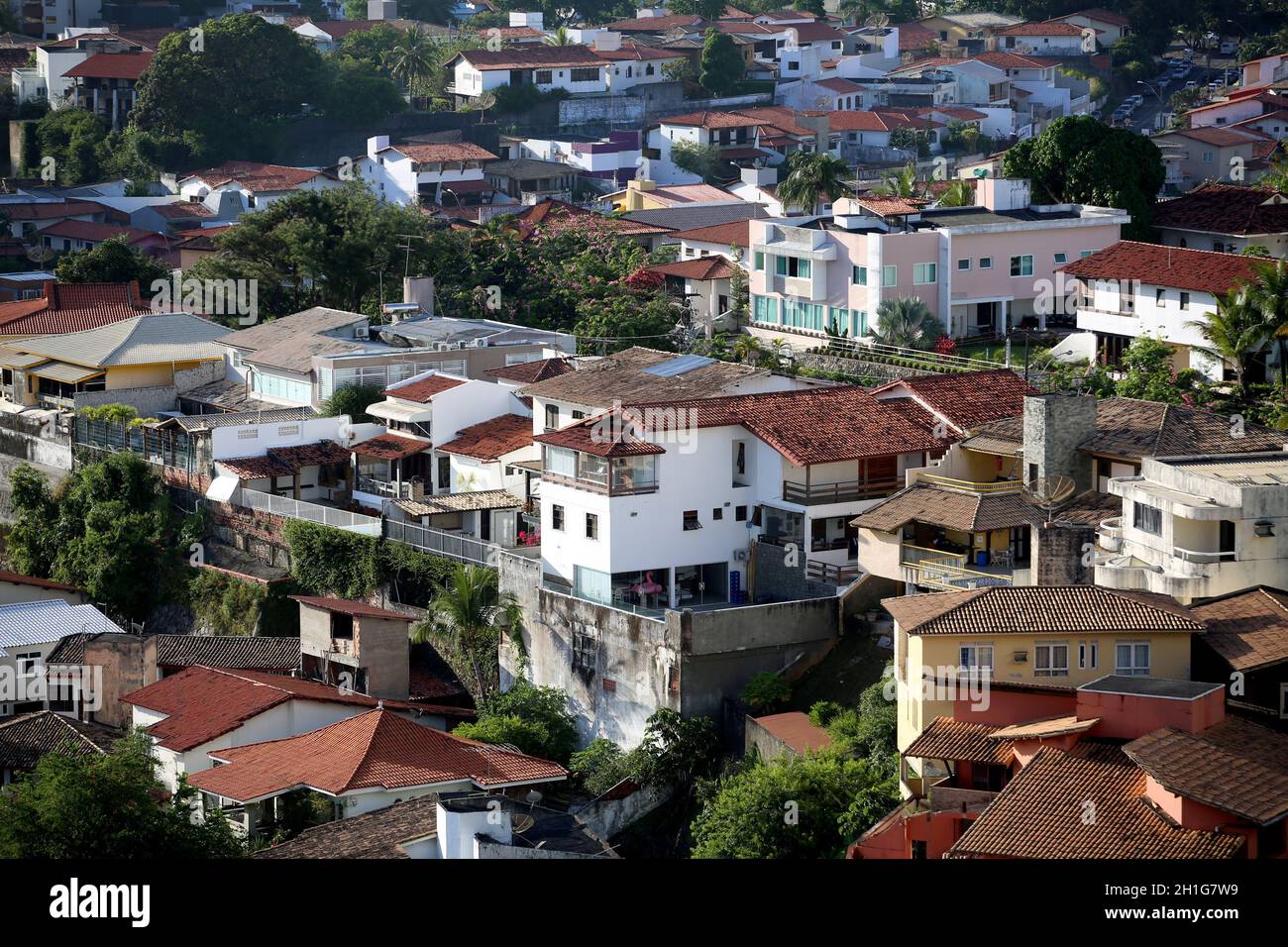 salvador, bahia / brasil - 5 de diciembre de 2017: Vista aérea de casas y casas en el barrio Caminho das Arvores en la ciudad de Salvador. *** Loc Foto de stock