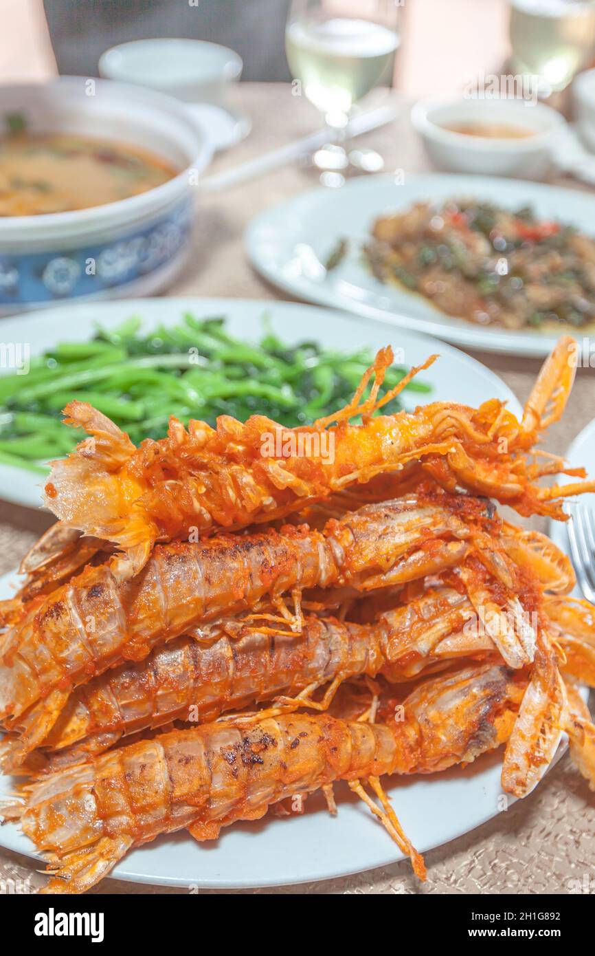 Juegos de cocina camboyana, camarones fritos mantis, sopa de langostinos y  otros mariscos al estilo jemer con bebidas. Sihanoukville, Camboya. Primer  plano Fotografía de stock - Alamy