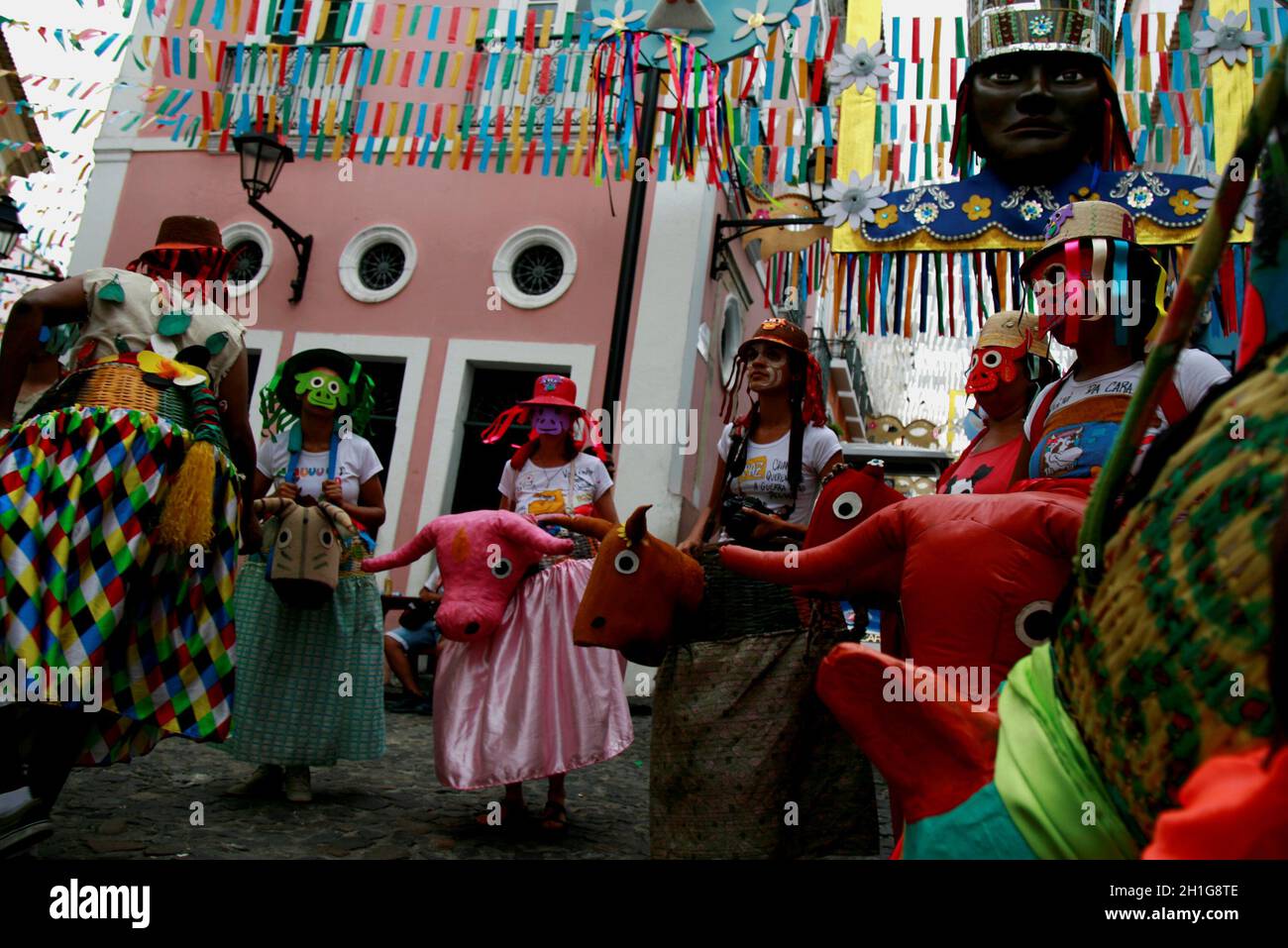 salvador, bahía / brasil - 13 de febrero de 2015: Manifestación cultural y foclorica bumba meu boi se ve durante la presentación en Pelourinho, durante Foto de stock