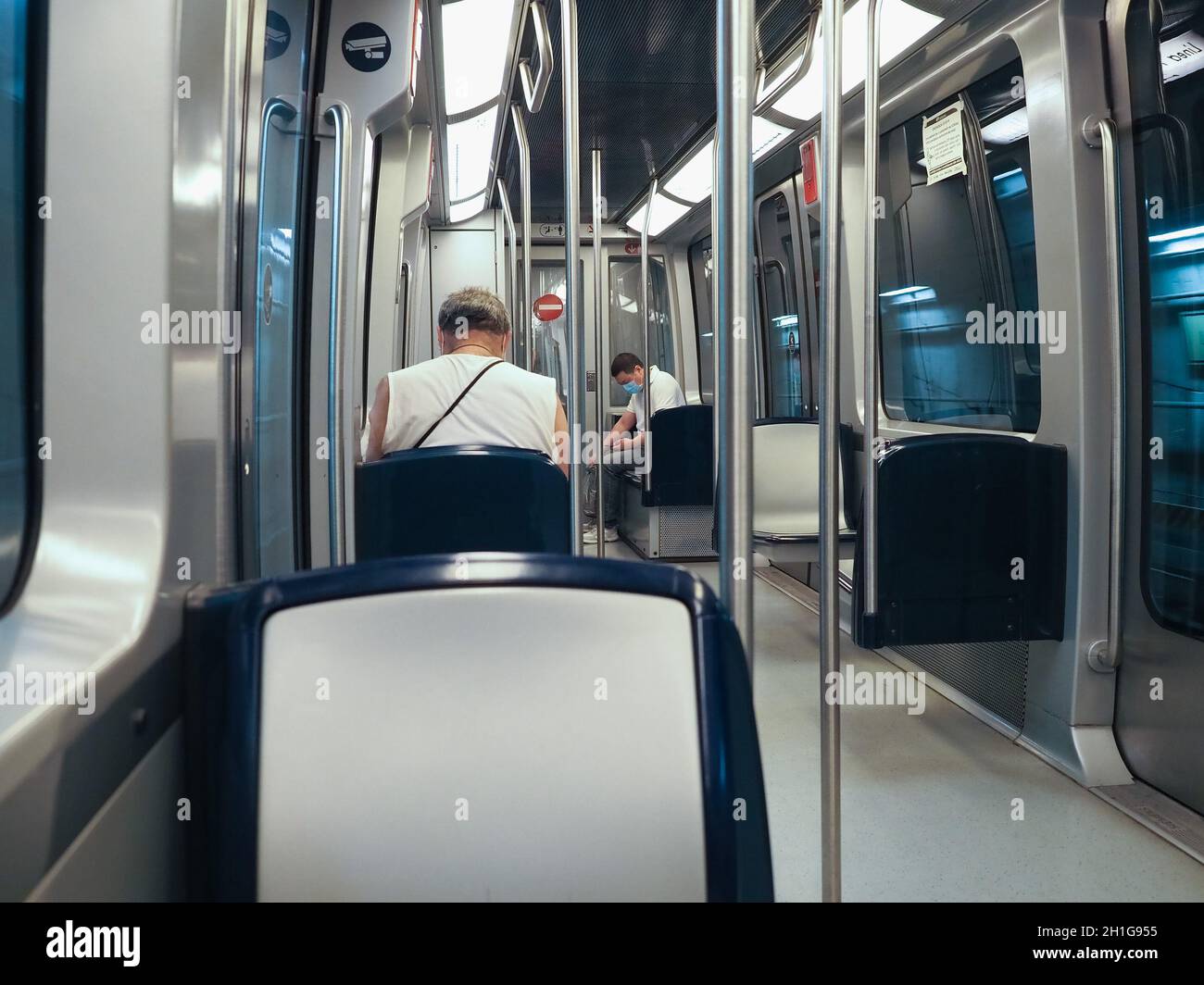 TURÍN, ITALIA - ALREDEDOR DE JUNIO de 2020: Casi vacío tren de metro después de cierre Covid Foto de stock