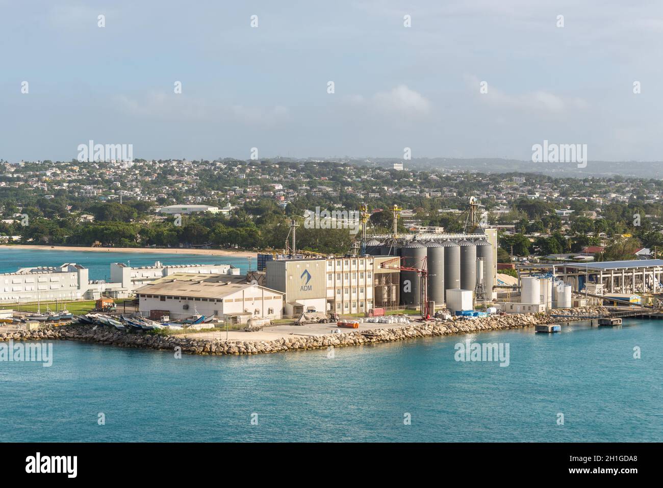 Bridgetown, Barbados - Diciembre 18, 2016: silos de grano y de las infraestructuras portuarias en el puerto de mercancías de Bridgetown, Barbados, el Caribe insular. Foto de stock
