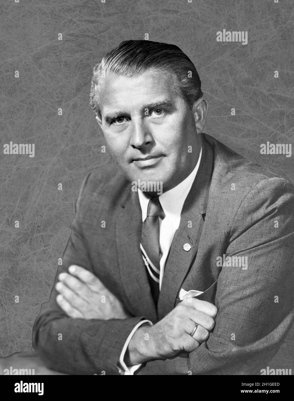 Wernher Magnus Maximilian Freiherr von Braun (1912 – 1977) Ingeniero aeroespacial alemán-americano. Fue la figura principal en el desarrollo de la tecnología de cohetes en la Alemania nazi y pionero de la tecnología espacial y de cohetes en los Estados Unidos. El Dr. Wernher von Braun fue el primer director del Centro Marshall de Vuelos Espaciales desde el 1 de julio de 1960 hasta el 27 de enero de 1970, cuando fue nombrado Administrador Adjunto de Planificación de la NASA. Foto de stock