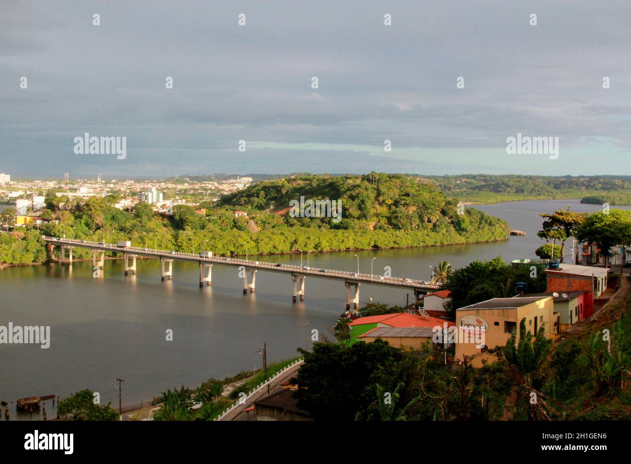 ilheus, bahia / brasil - 27 de junio de 2012: Vista aérea del puente Lomanto Junior y Baia do Pontal en la ciudad de Ilheus. Foto de stock