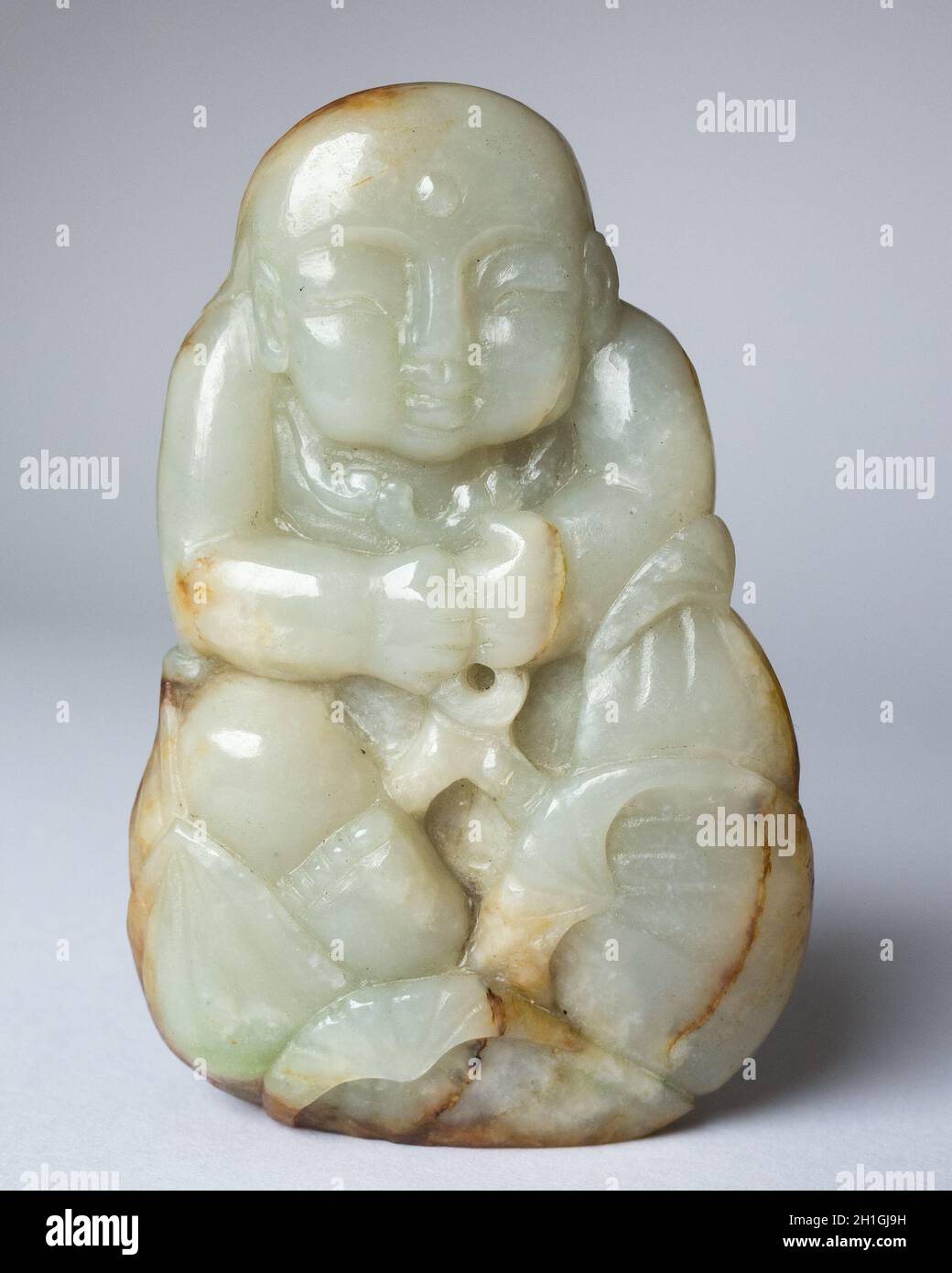 Antiguo Celadon Chino Y Jade Russet Carving Del Bebe Buda En Una Flor De Loto Fotografia De Stock Alamy