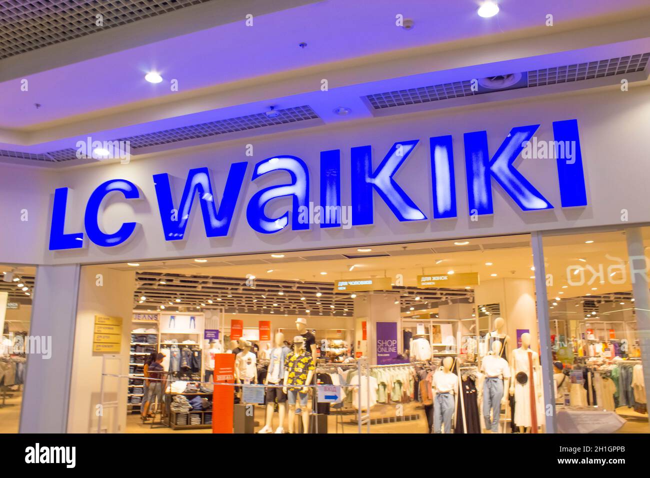 Kiev, Ucrania - 29 de julio de 2020: LC Waikiki tienda minorista con  logotipo iluminado. La marca de ropa turca comercia en todo el mundo. Vista  de la tienda con ventana showca