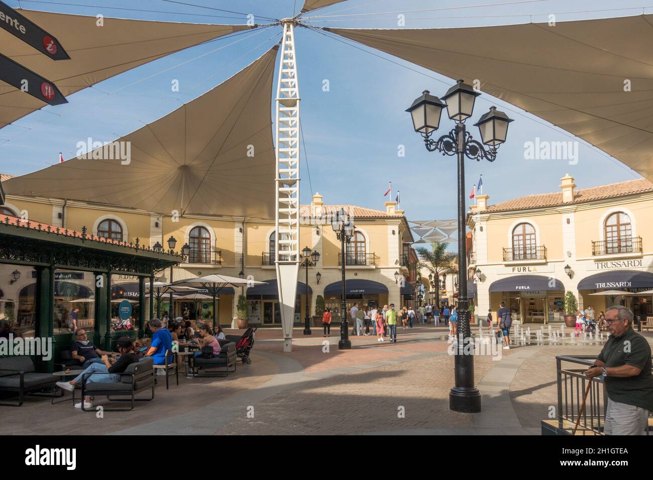 Plaza Mayor Málaga, centro comercial con tiendas de ropa de diseño y  restaurantes, Málaga, España Fotografía de stock - Alamy