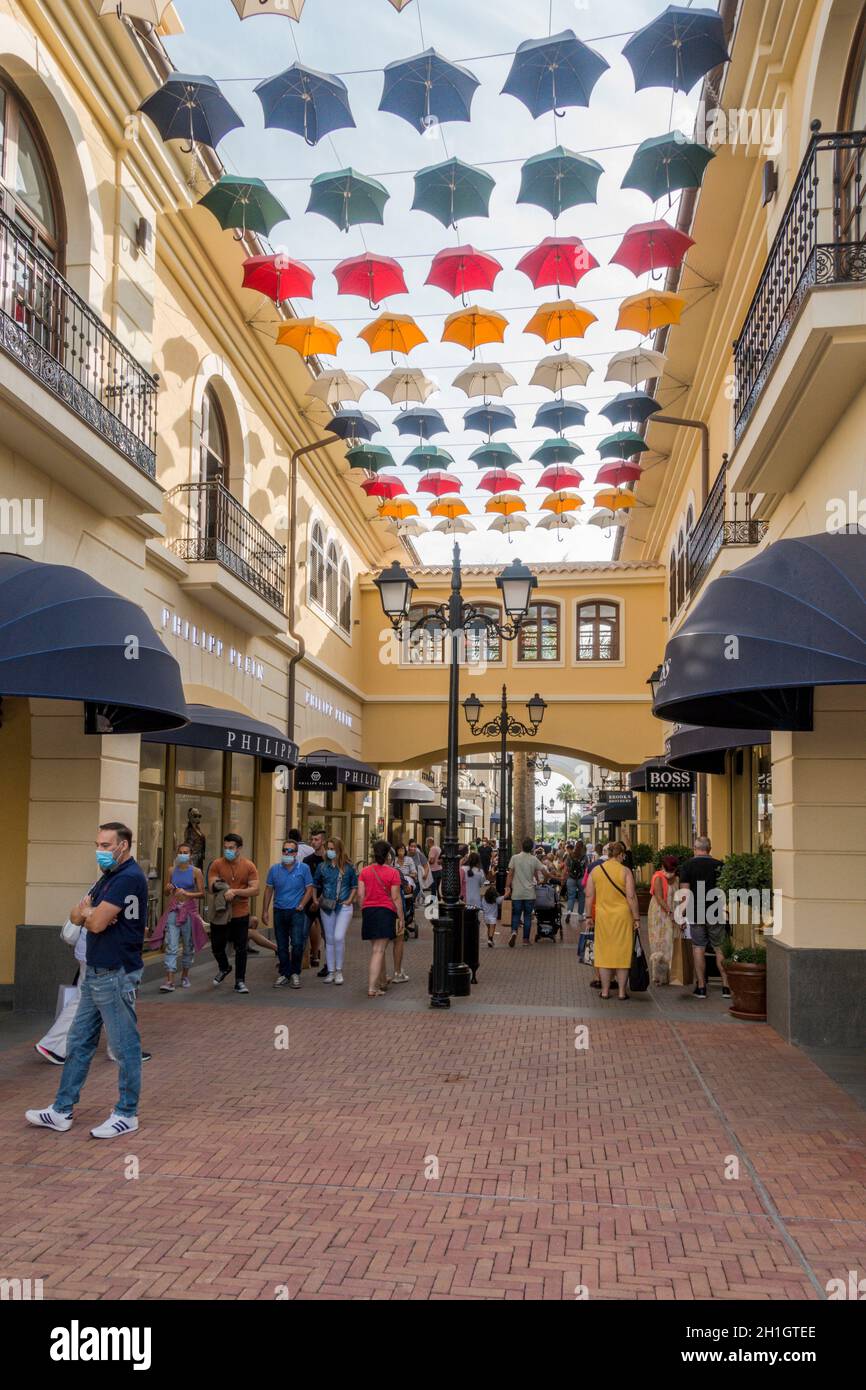 Plaza centro con tiendas de tela de diseño, Málaga, Fotografía de stock - Alamy