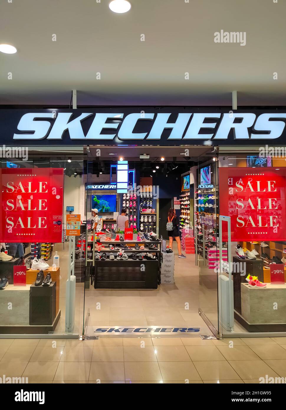 Kiyv, Ucrania - 9 de agosto de 2020: Signo de Skechers en la tienda en el  centro comercial. SKECHERS es una compañía de zapatos estadounidense  fundada por el CEO Robert Greenberg A