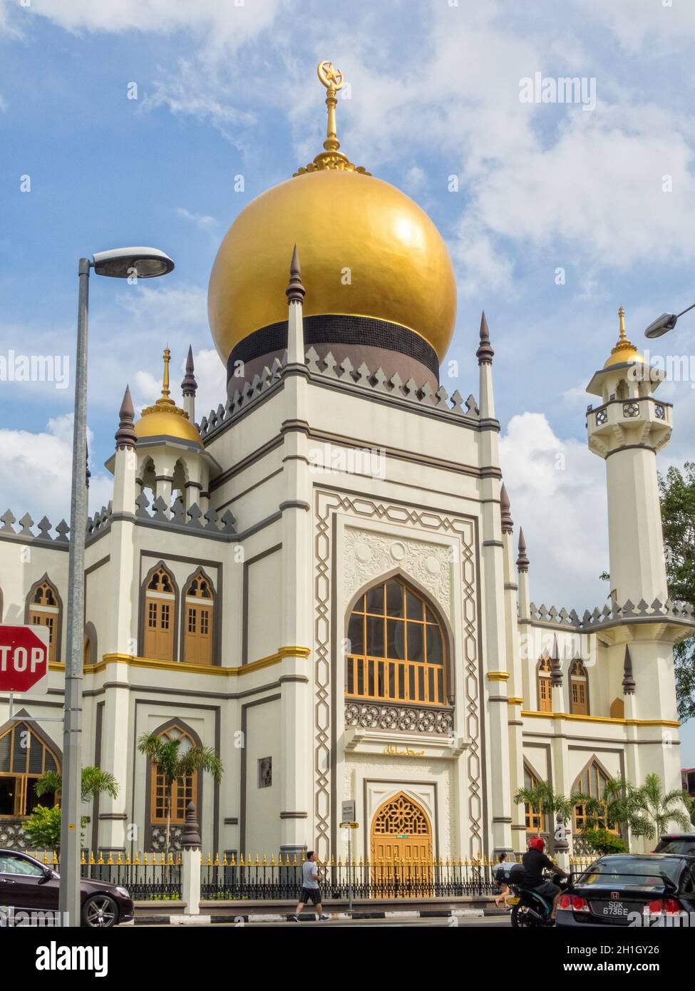 La Mezquita del Sultán o Sultán Masjid y su cúpula principal de cebolla dorada - Singapur Foto de stock