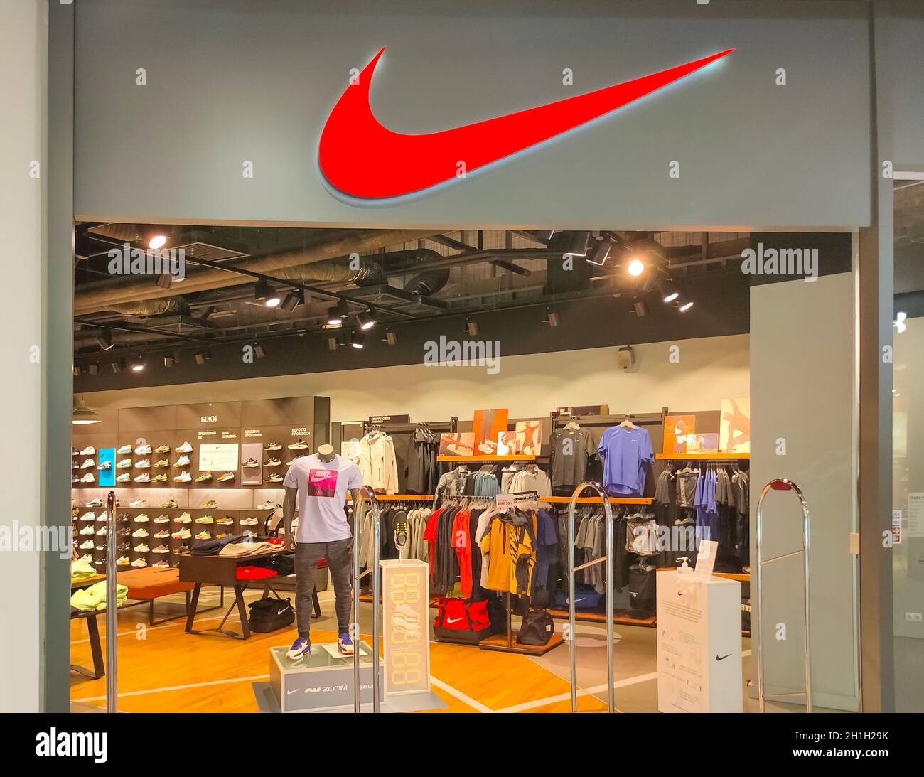 Kiyv, Ucrania - 2 de agosto de 2020: Tienda Nike en el centro comercial de  Kiyv, Ucrania el 2 de agosto de 2020 Fotografía de stock - Alamy