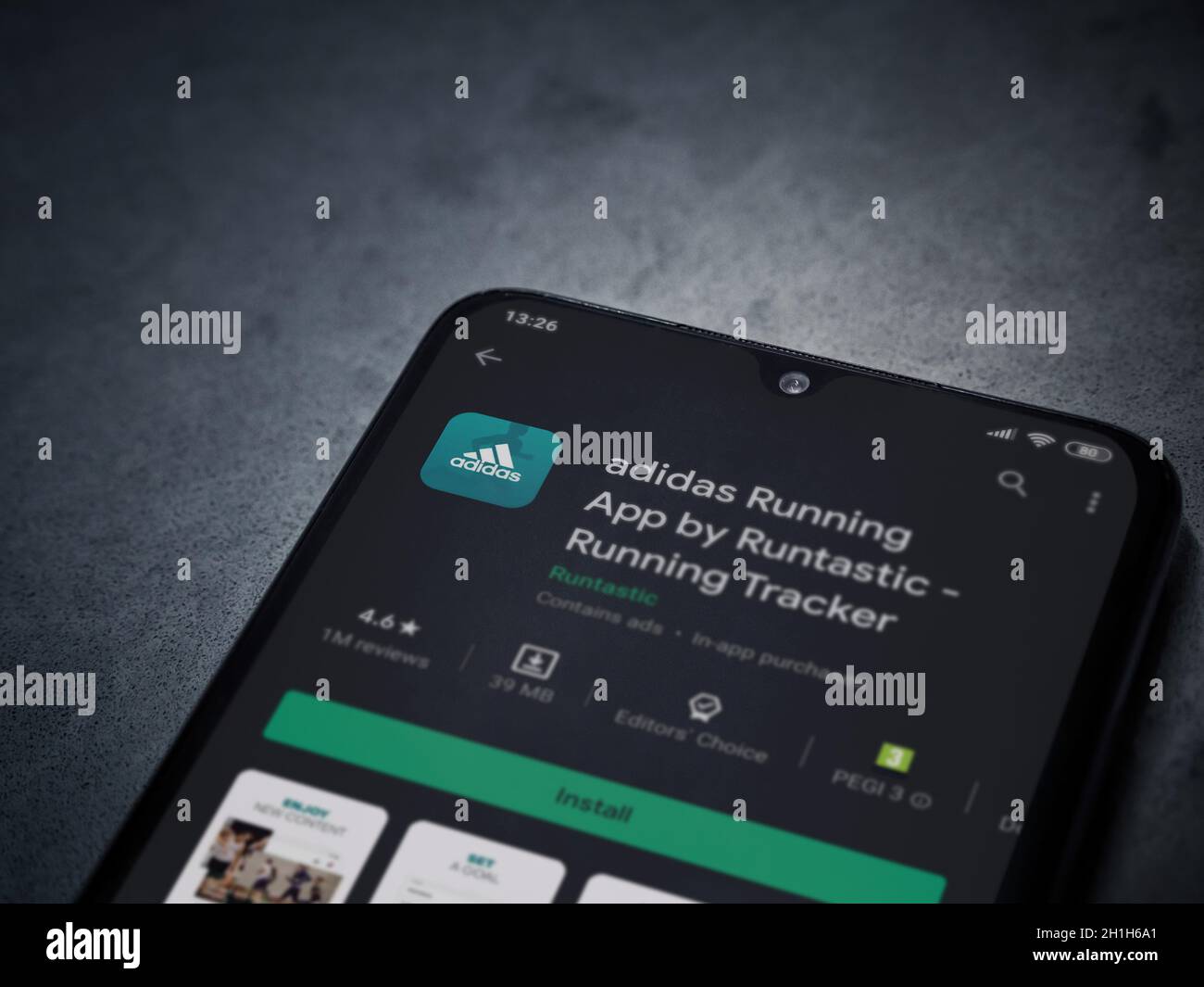 LOD, Israel - 8 de julio de 2020: Adidas running app play store page en la  pantalla