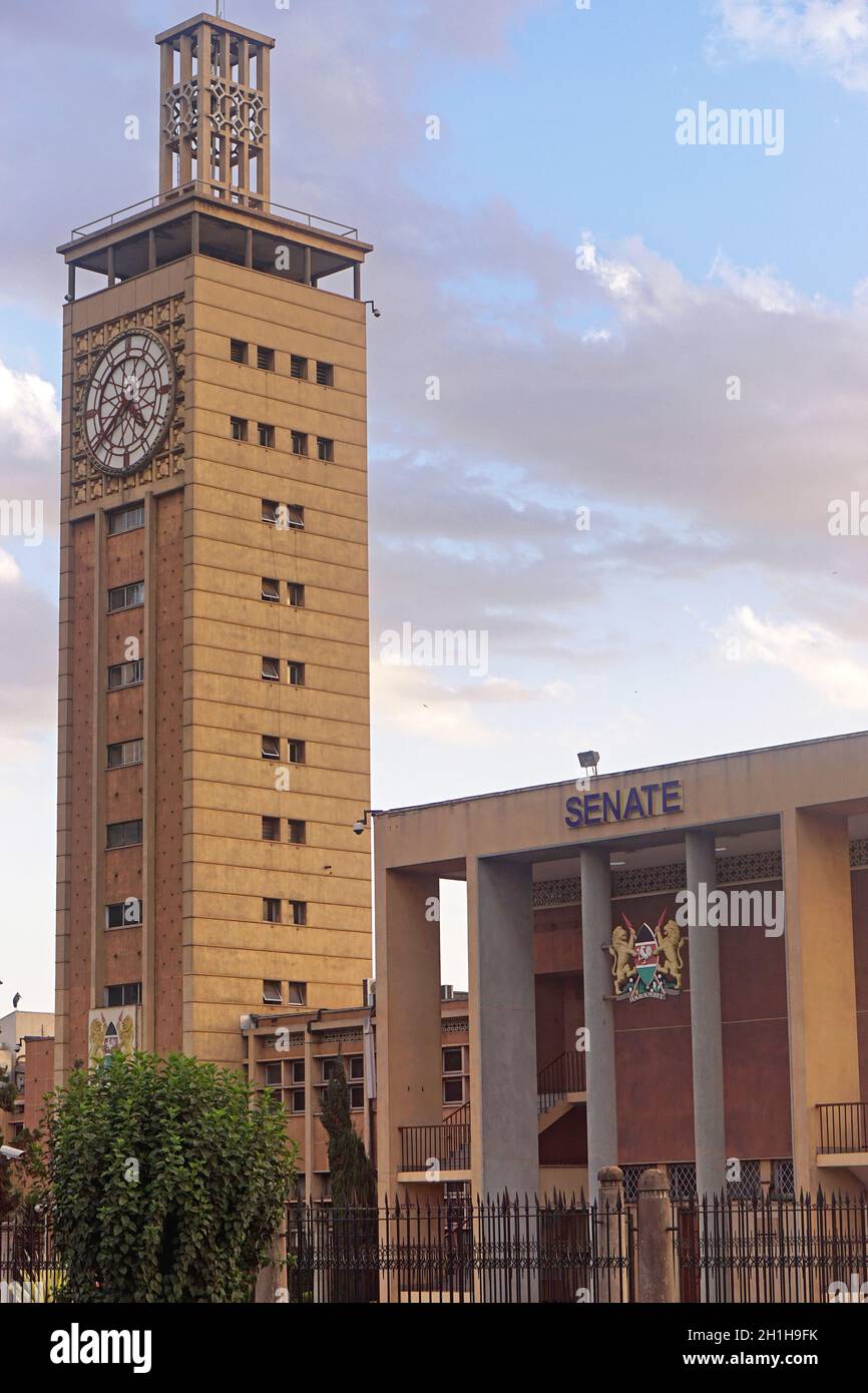 Nairobi, Kenya - Julio 09, 2017: el edificio del gobierno en el Senado y la  torre del reloj en Nairobi, Kenya Fotografía de stock - Alamy