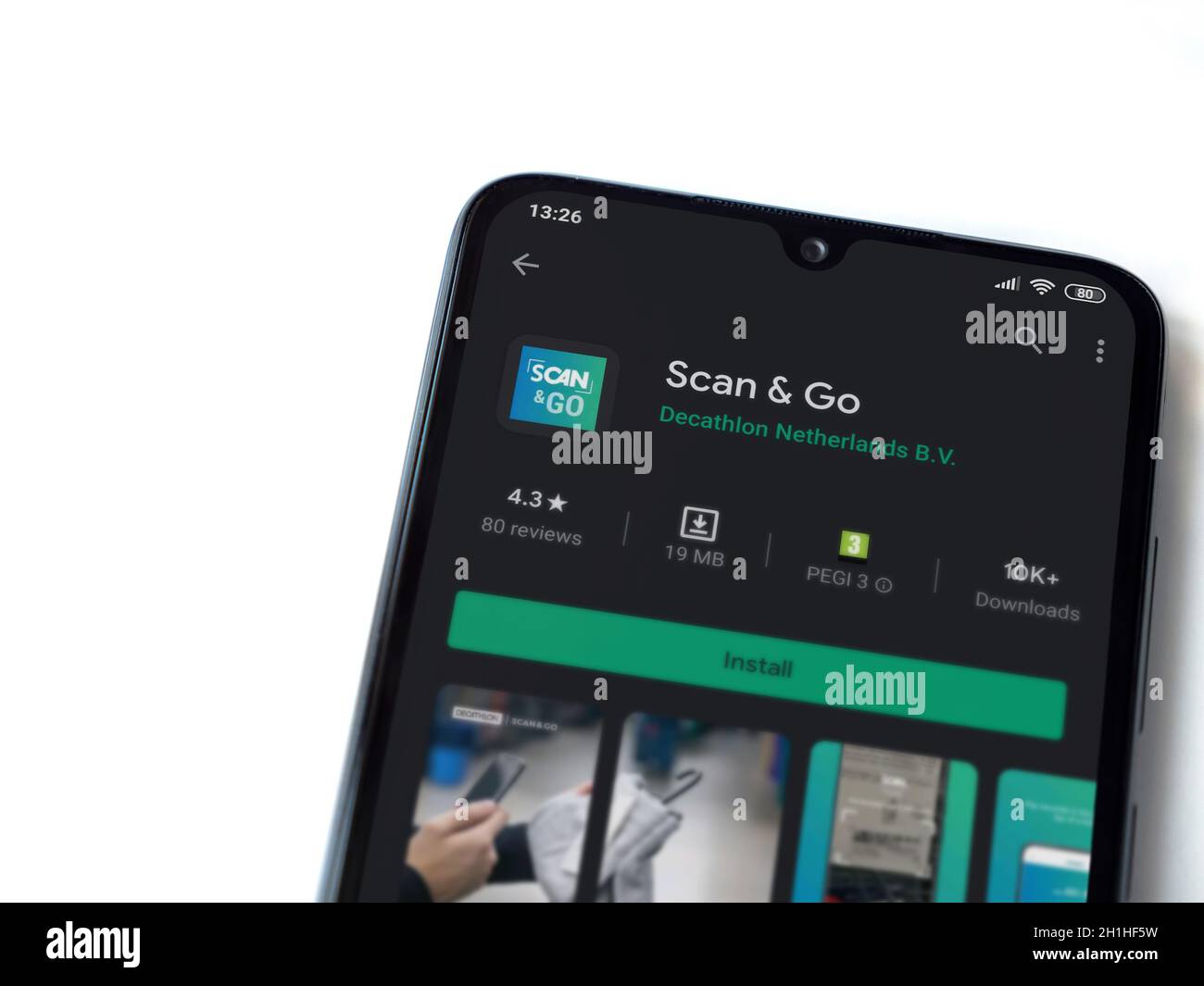 LOD, Israel - 8 de julio de 2020: Scan & Go aplicación Play Store página en la pantalla de un teléfono móvil negro smartphone aislado sobre fondo blanco. Vista superior plano Foto de stock
