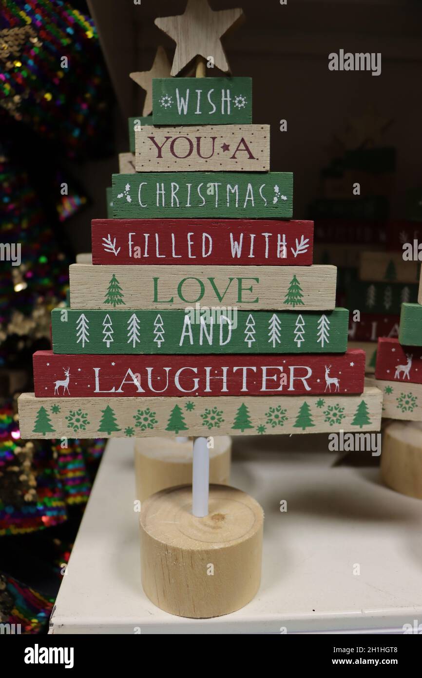 Árbol de Navidad de madera con texto de buenos deseos Fotografía de stock -  Alamy