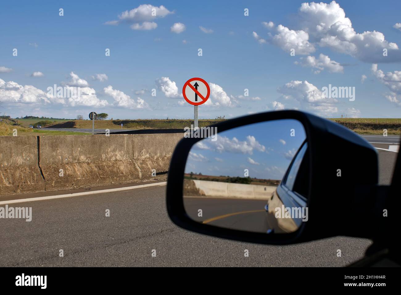 Señal prohibida para seguir recto, en un retorno desde una autopista en São Paulo, Brasil. Foto de stock