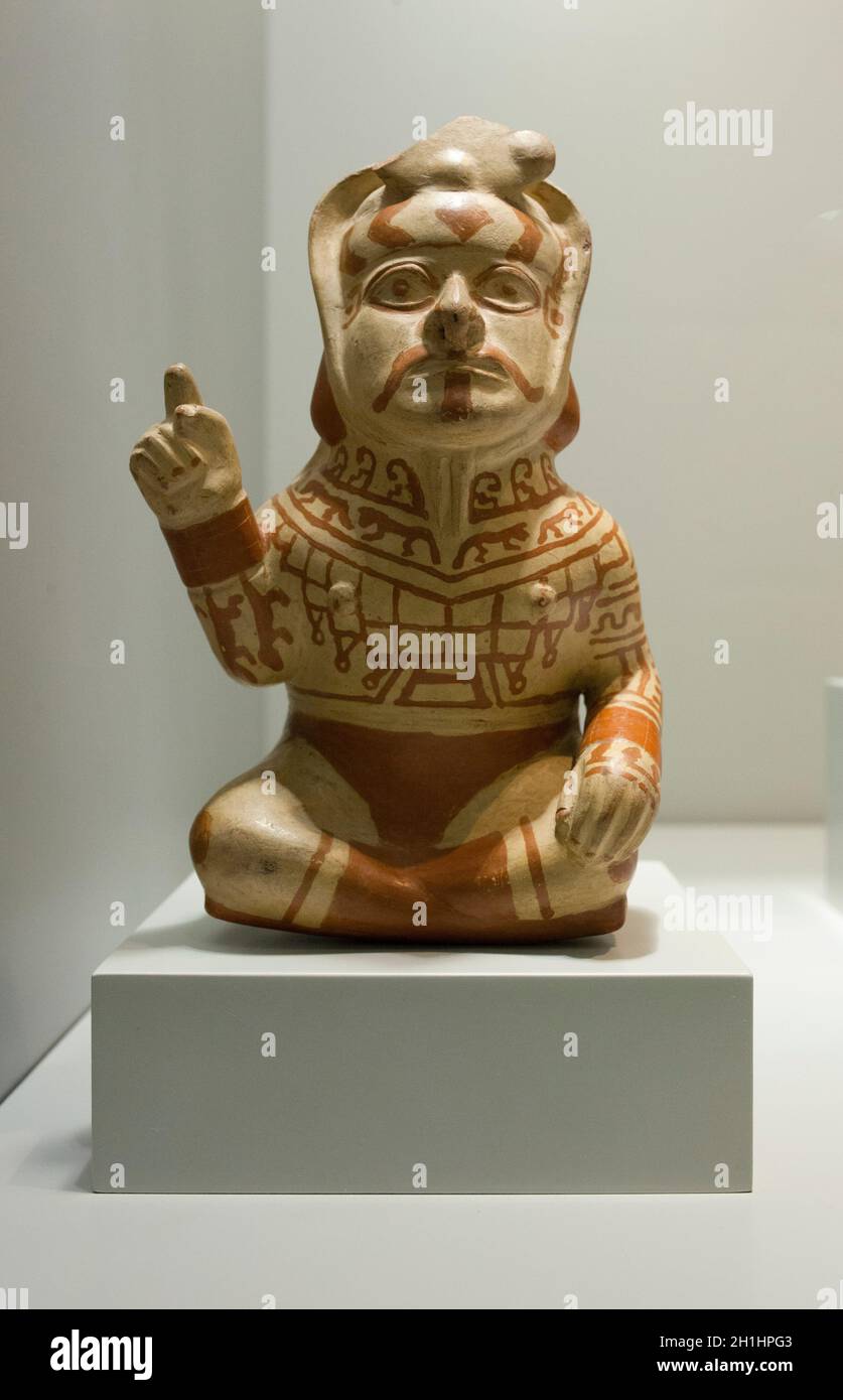 Madrid, España - 11 de julio de 2020: Barco de cultura Moche que representa jefe en la actitud de mando. Museo de las Américas, Madrid, España Foto de stock