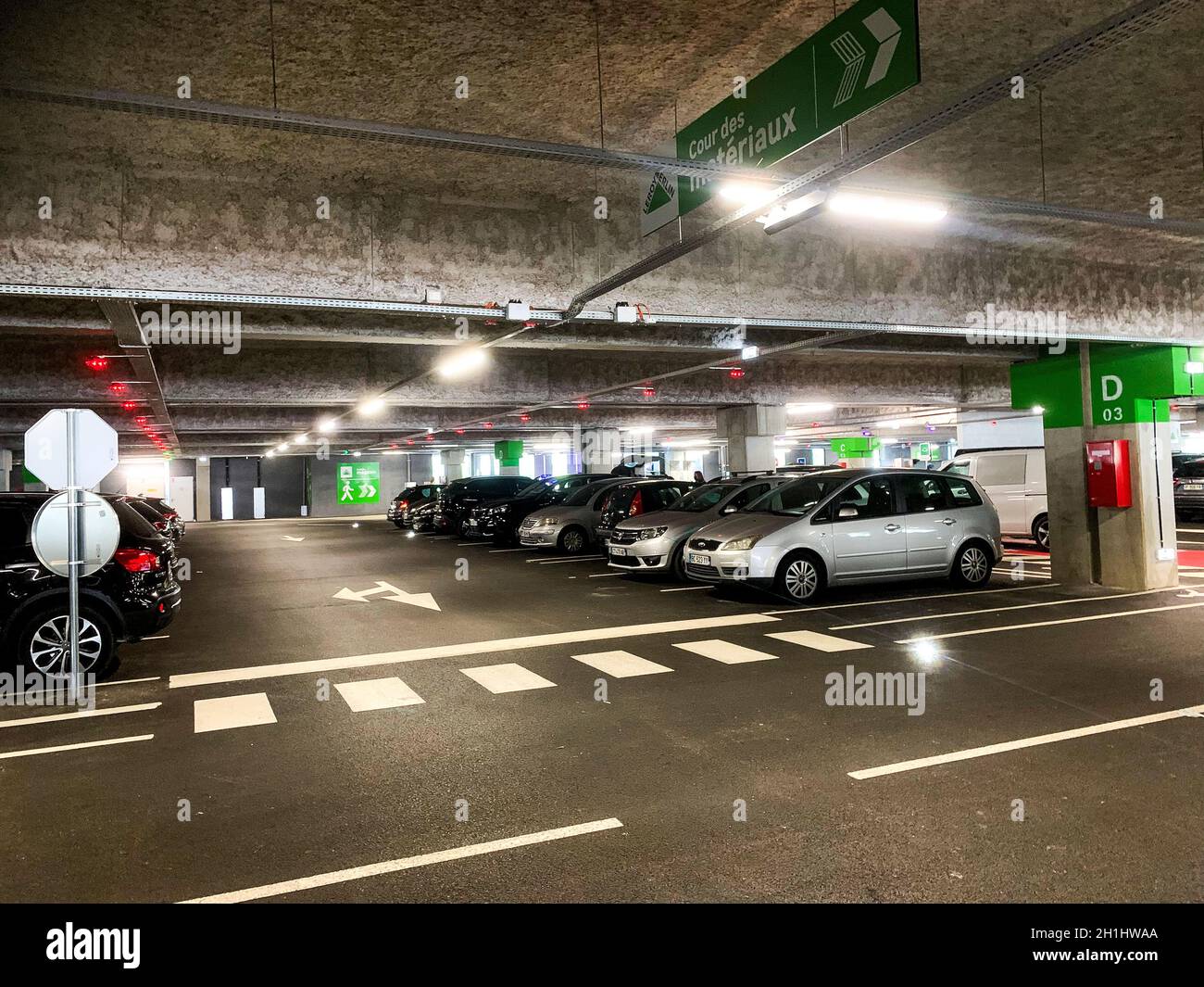 Estacionamiento para autos DIY, Vénissieux, Francia Fotografía de stock -  Alamy